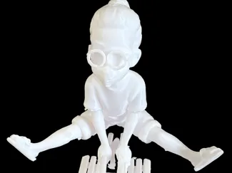 Bambina fa ginnastica sulla panchina