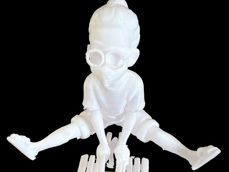 Bambina fa ginnastica sulla panchina