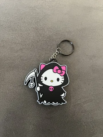 Llavero: Grim Reaper-inspired Hello Kitty keychain — vista de referencia 3