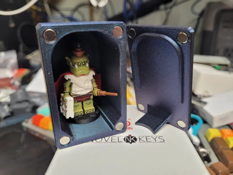 Carying Case and 25mm Base for Brick Minifigure