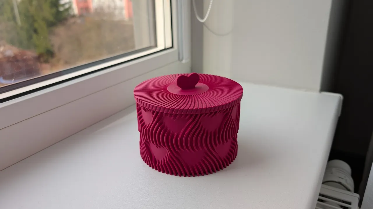Heart Vase with Lid view 3