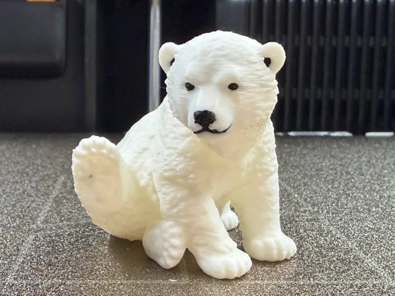 座り姿が可愛いシロクマの赤ちゃん：リアルな毛並み再現