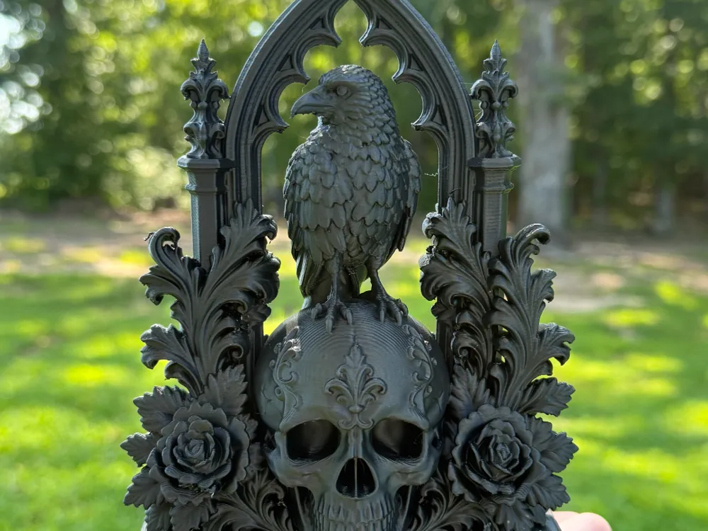 Adorno temático: Gothic Raven and Skull. Referencia del modelo original.