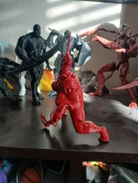 Statuette symbiote rouge accroupi — photo 4
