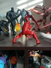 Statuette symbiote rouge accroupi — photo 3