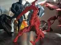 Statuette symbiote rouge accroupi — photo 1