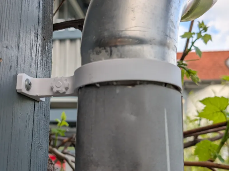 downpipe holder with printet screw