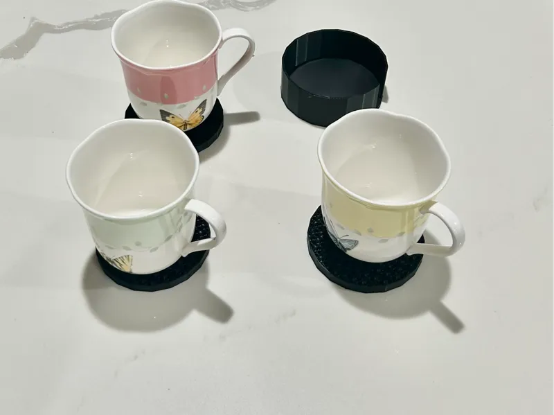 Coaster with gyroid design that can catch spills