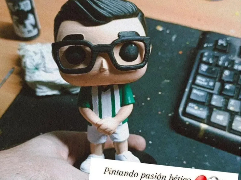figura tipo funko pop niño con gafas betis