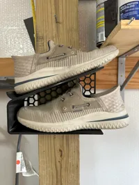 Présentoir mural pour sneakers à fixation cachée — photo 2