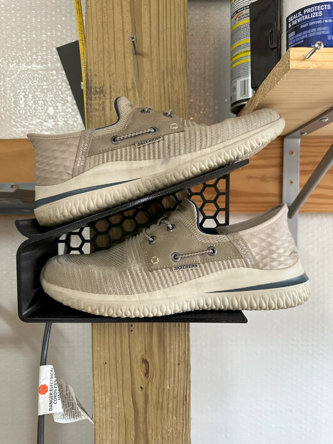 Présentoir mural pour sneakers à fixation cachée