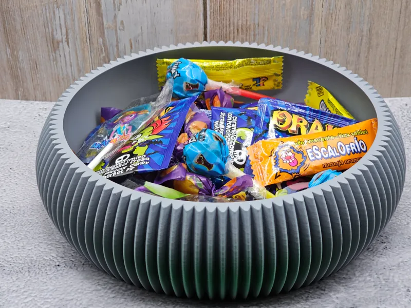 Design Bowl with ribbed pattern and lid