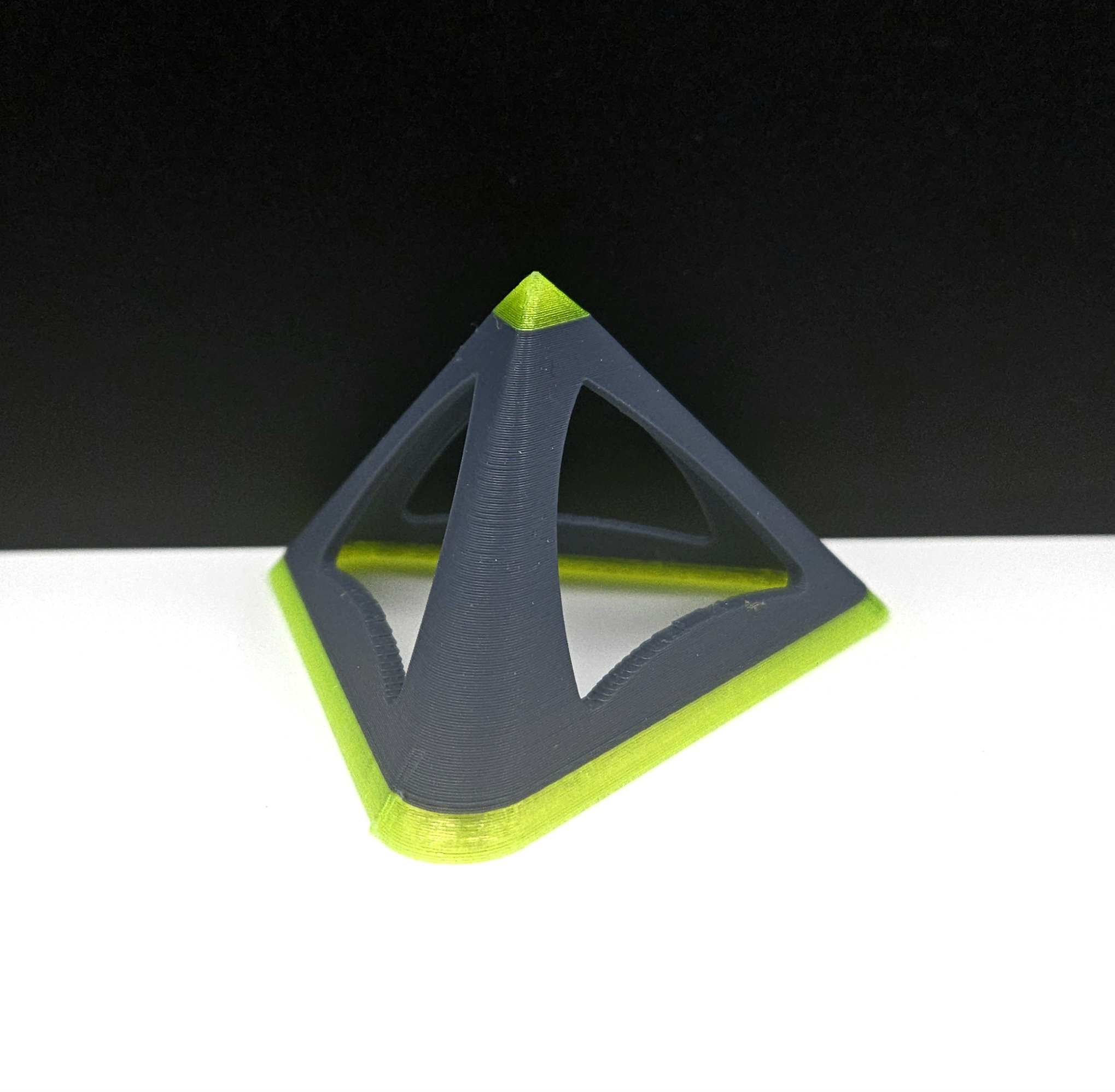 Miniatura 1 do modelo 3D Stackable Multimaterial TPU Paint Pyramids