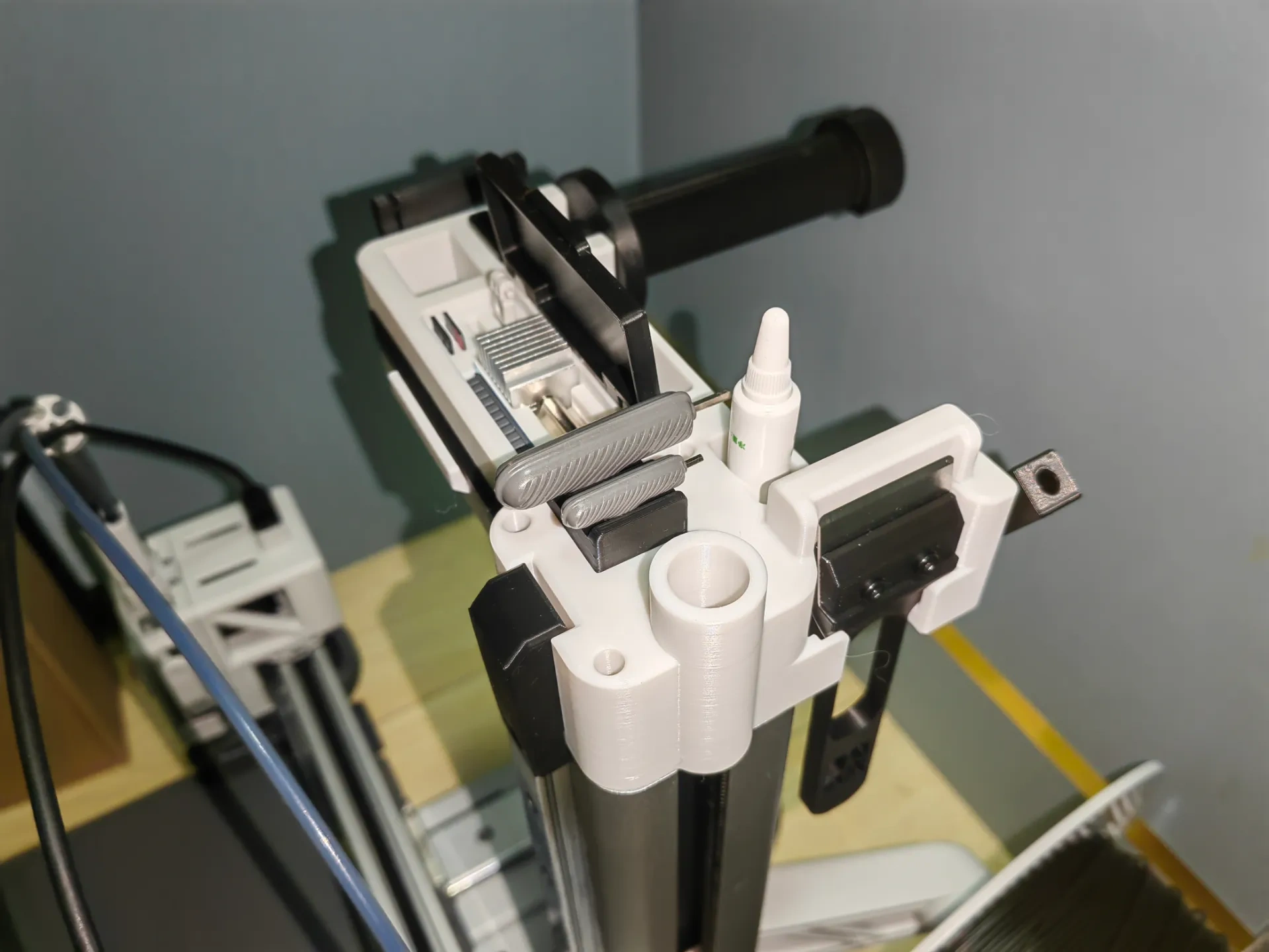 Miniatura 1 do modelo 3D A1mini-顶部多功能料架（常用工具全集成-完美匹配）