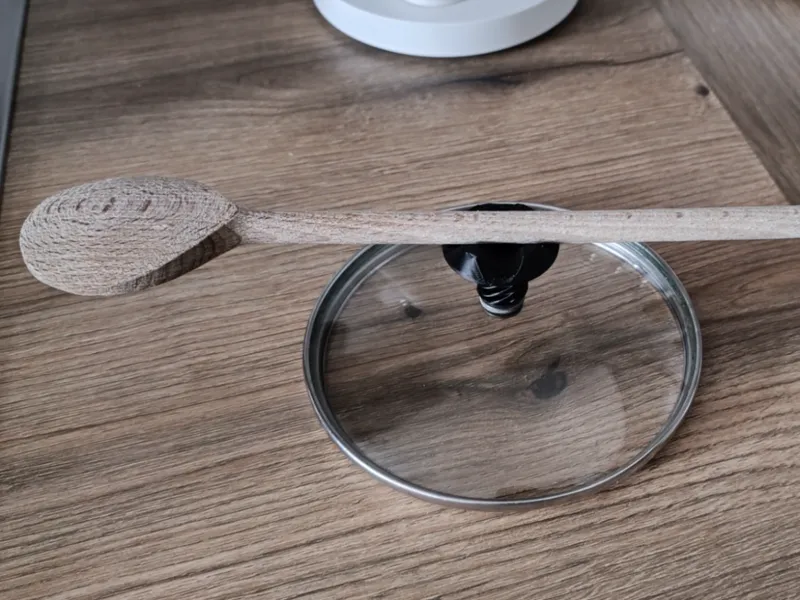 Handle on the cooking lid with storage space