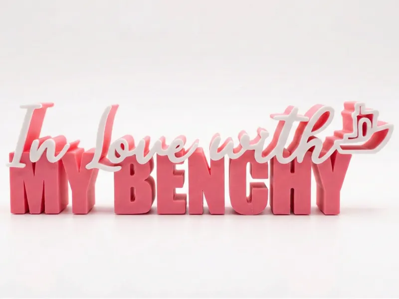 Schriftzug "In Love with my Benchy" 