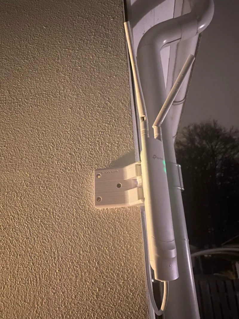 TP-Link EAP110 Corner Mount
