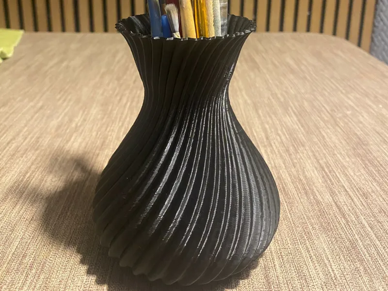 geschwungene schlitz Vase mit Riefen Riffeln