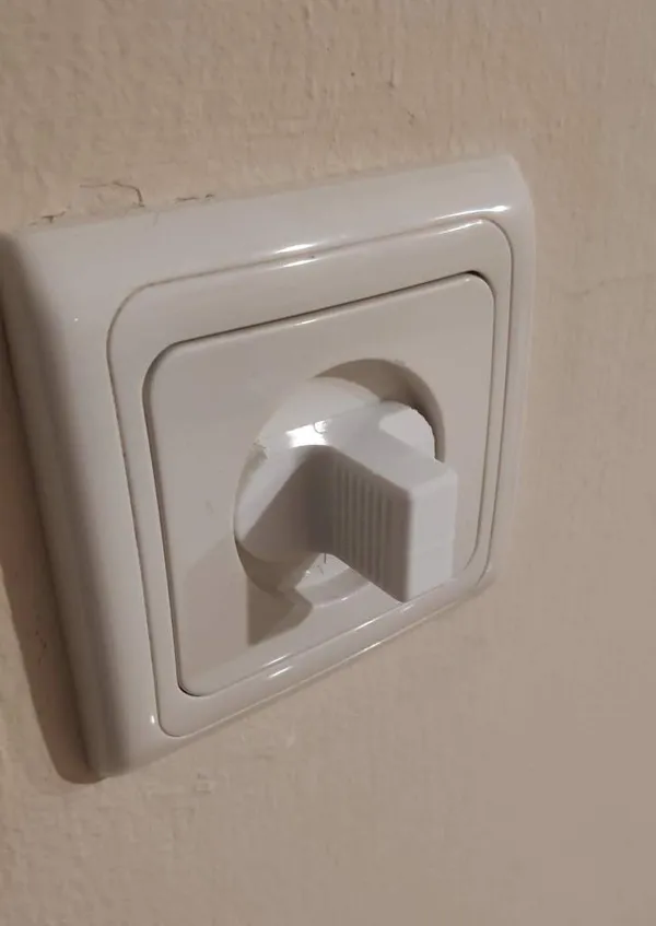 Cache de sécurité pour prise électrique européenne