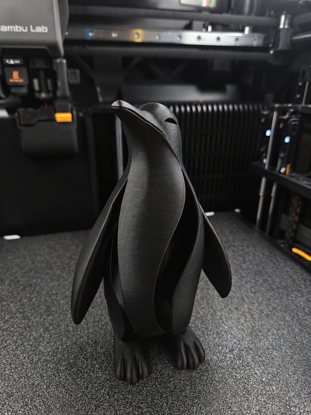Pinguino Nichilista: Scultura Moderna Minimal - 1
