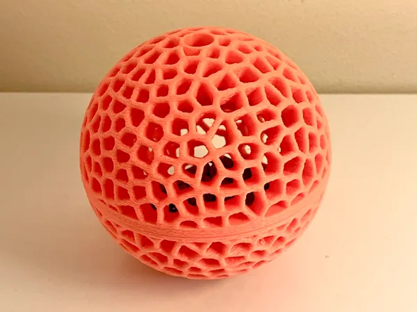 Boule Voronoi distributrice de friandises pour chat