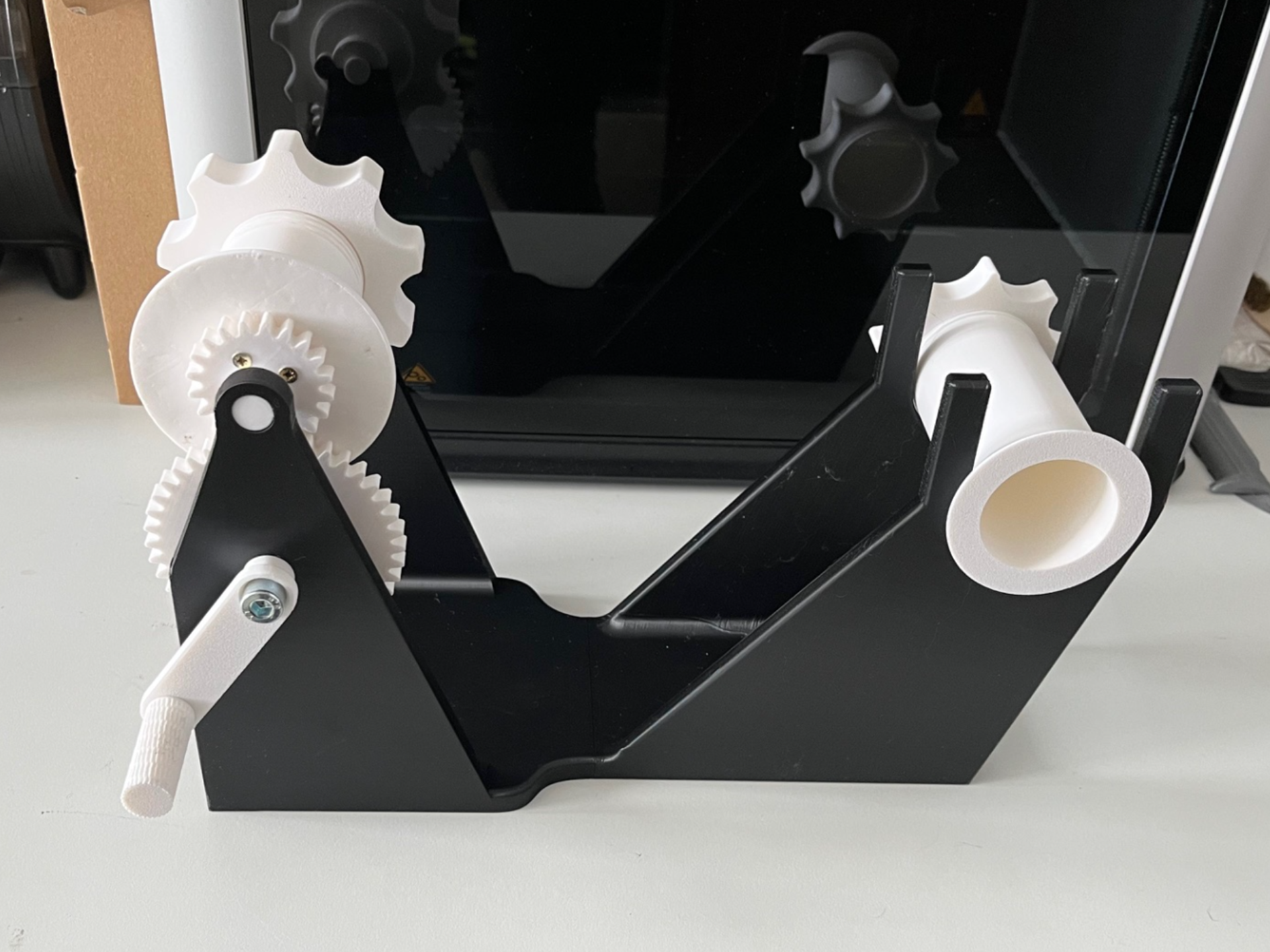 Manual filament spool winder