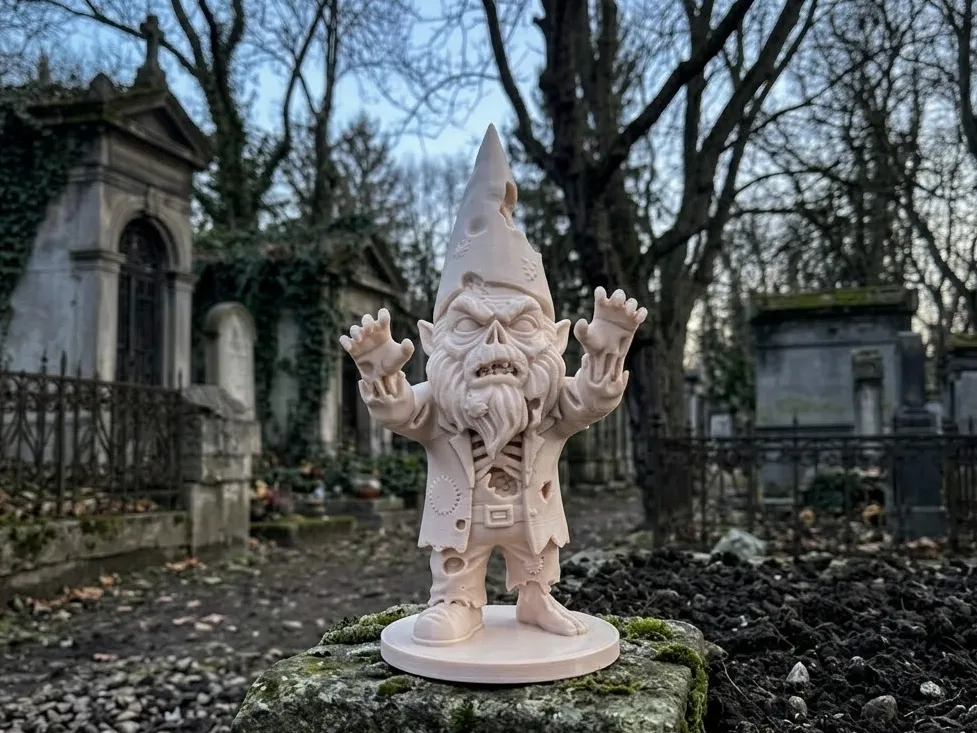 Adorno temático: Zombie Garden Gnome. Referencia del modelo original.