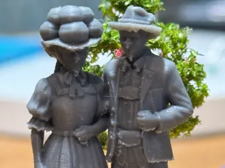 H0 Black forest couple in traditional clothing.