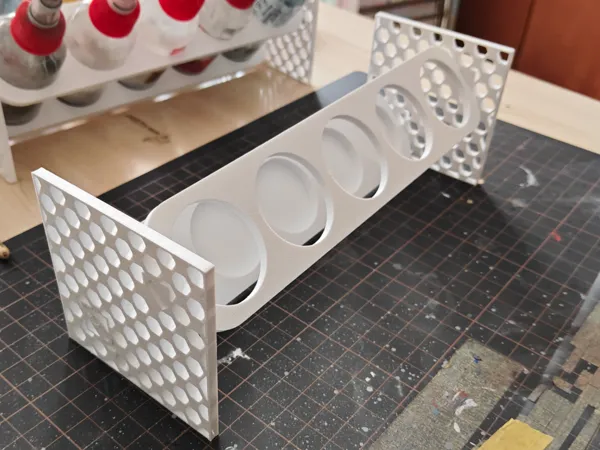Étagère pour pots de peinture