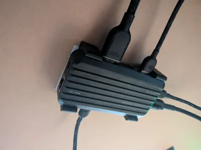 8 Port USB-C Hub V3 Holder