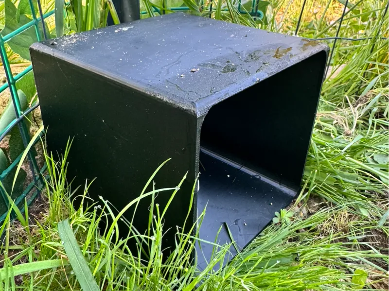 Small storage cube with legs