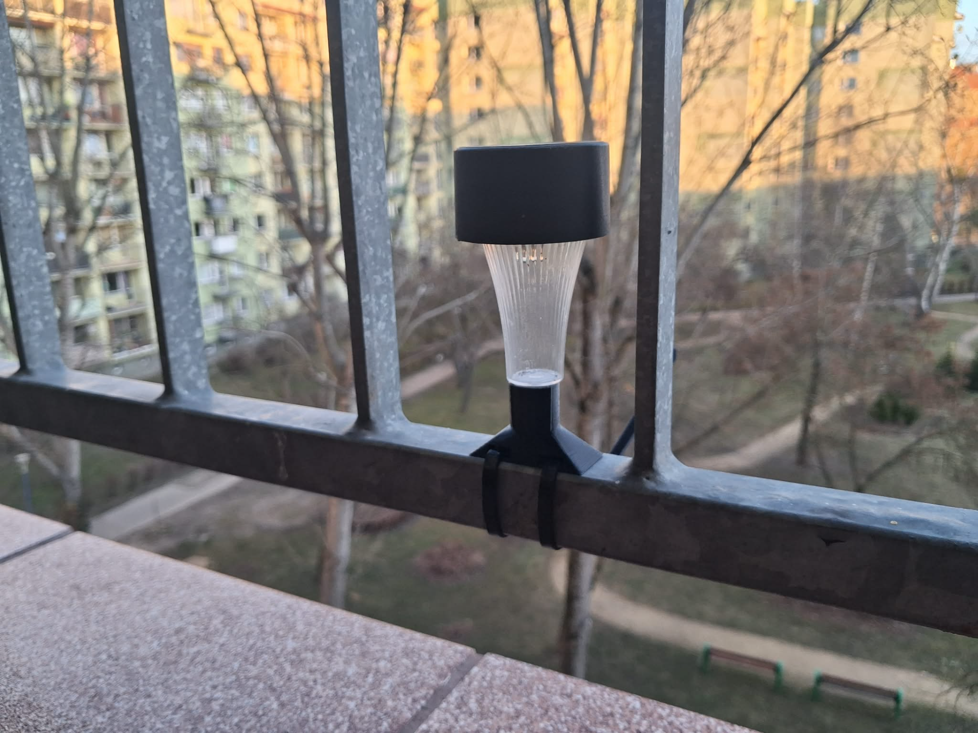 Balustrade attachment for solar lamp