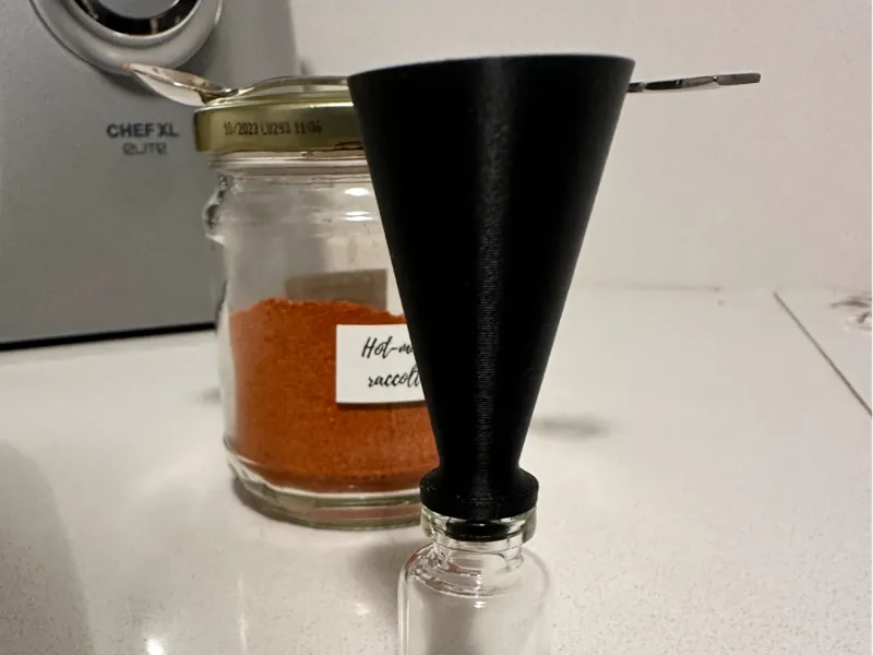 Airtight micro-funnel for 5 ml containers