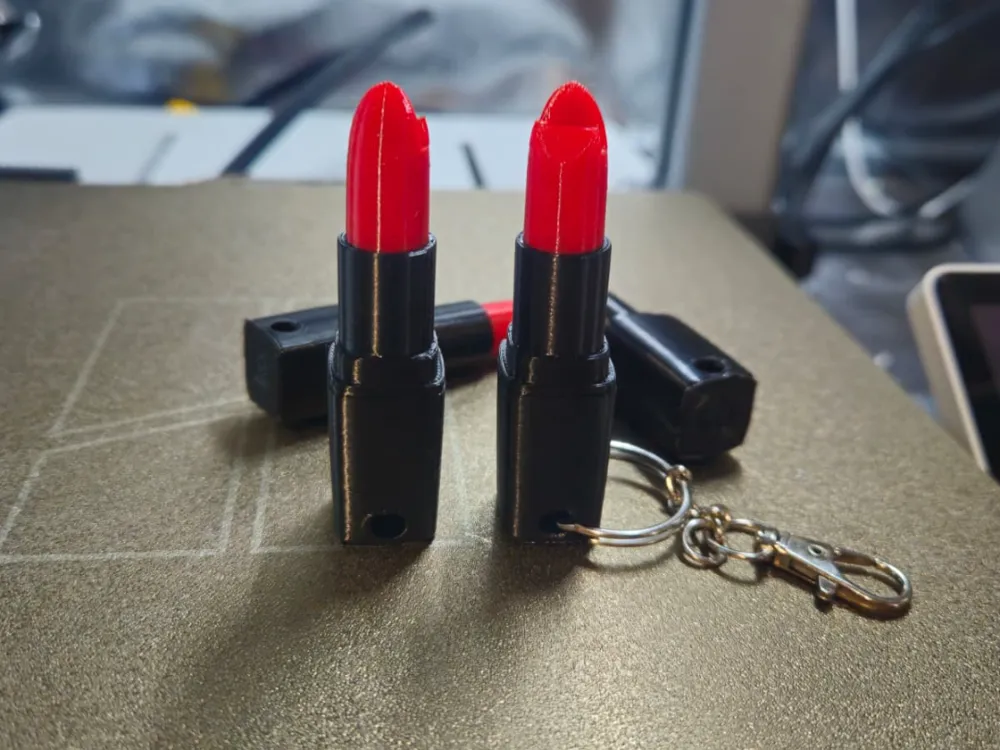 Llavero: Lipstick Can Opener Keychain. Referencia del modelo original.