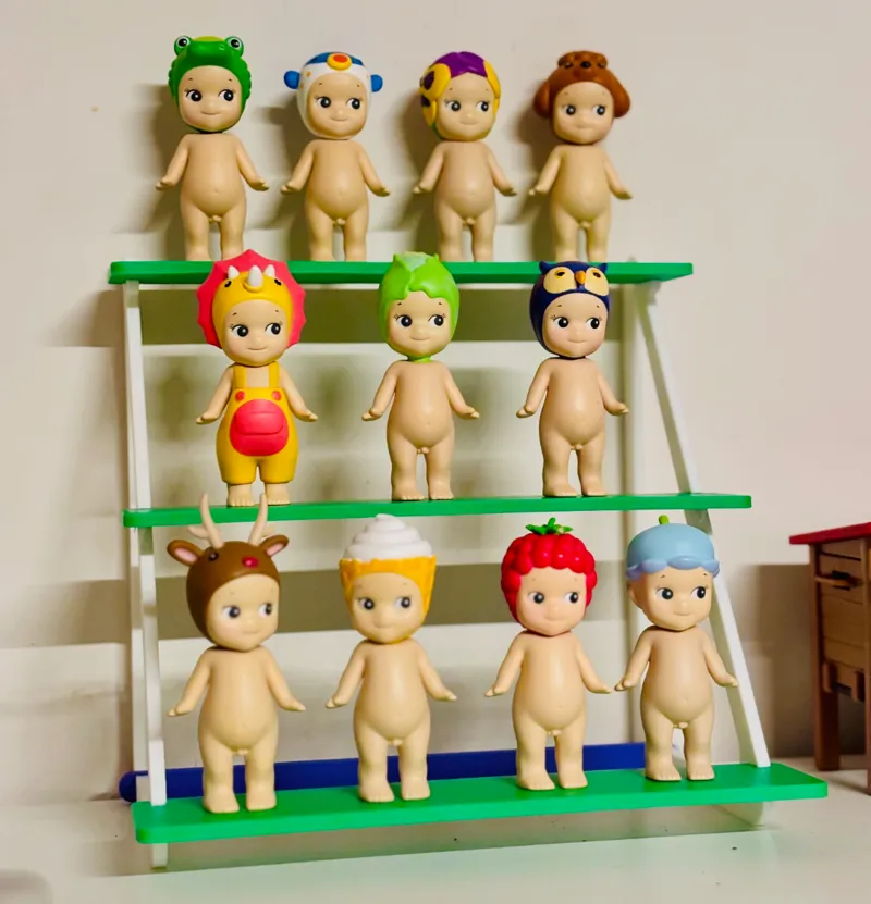 Small Display shelf for collectibles
