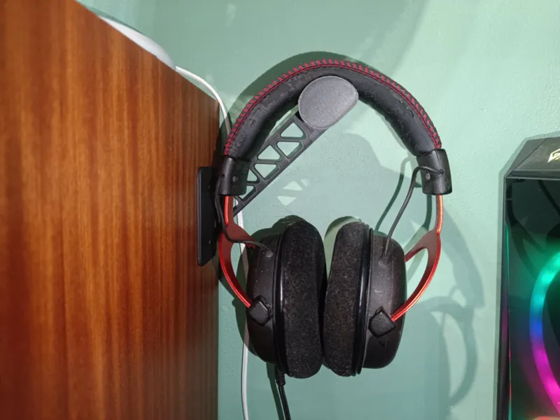 Headphone wall holder