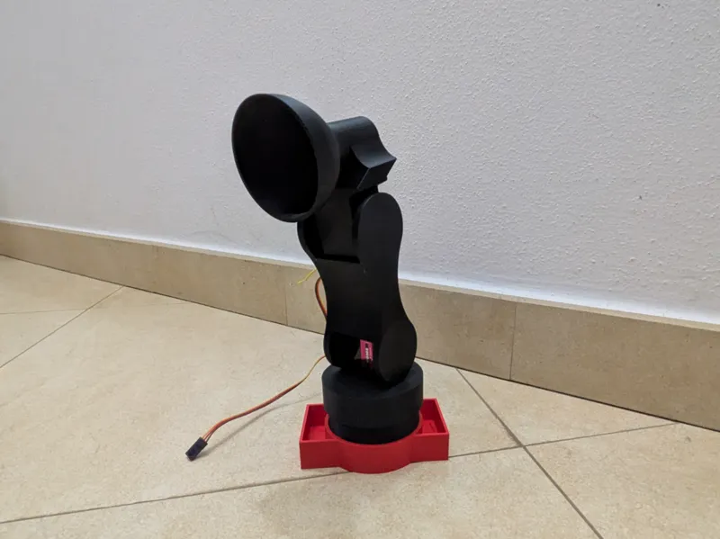 Servo controlled desk lamp