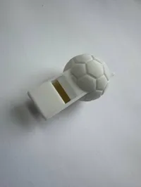 Sifflet avec ballon de football — photo 3