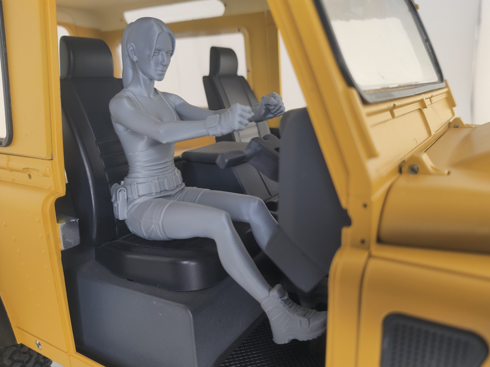 Driving figure Lara style girl 1:10
