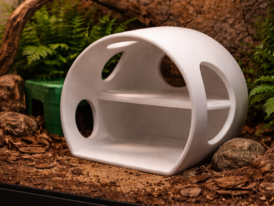 Snake and lizard hide / Round Hut Reptile Hide