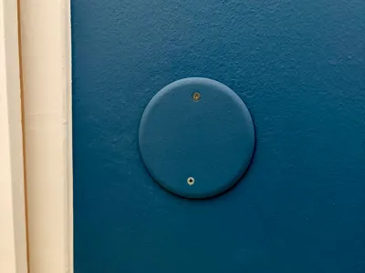 Flush wall plate