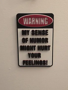 Letrero o emblema decorativo: Warning - Sense of Humor Version — vista de referencia 4