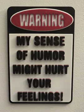 Letrero o emblema decorativo: Warning - Sense of Humor Version — vista de referencia 3