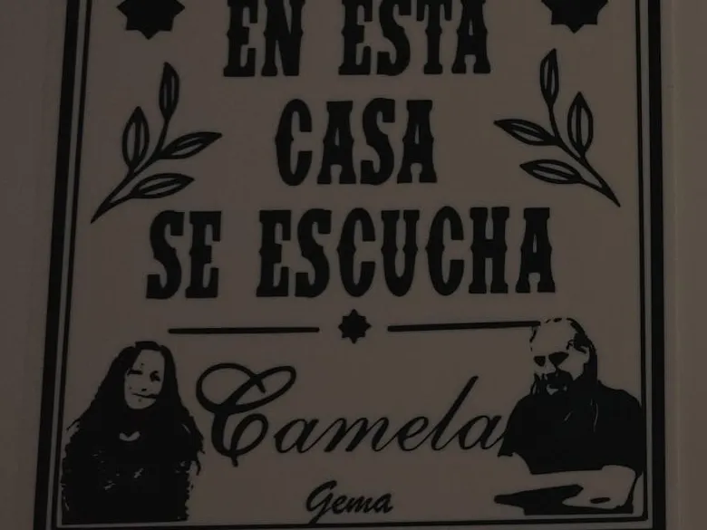 Placa decorativa "En esta casa se escucha Camela"