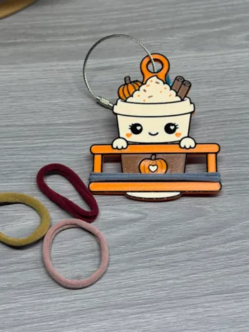 Accesorio para sujetar ligas de cabello: Pumpkin Spice Latte Hair Tie Holder Keychain — vista de referencia 2