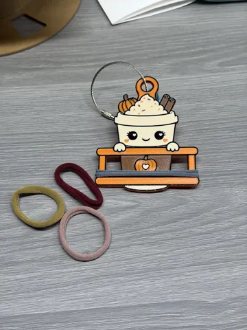Accesorio para sujetar ligas de cabello: Pumpkin Spice Latte Hair Tie Holder Keychain — vista de referencia 3