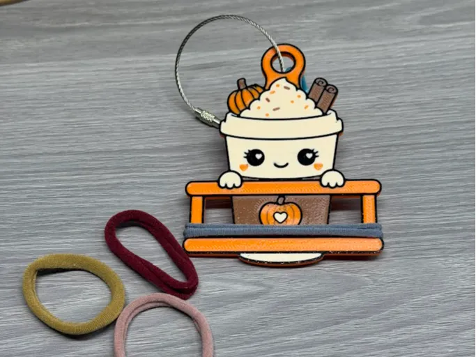 Accesorio para sujetar ligas de cabello: Pumpkin Spice Latte Hair Tie Holder Keychain. Referencia del modelo original.