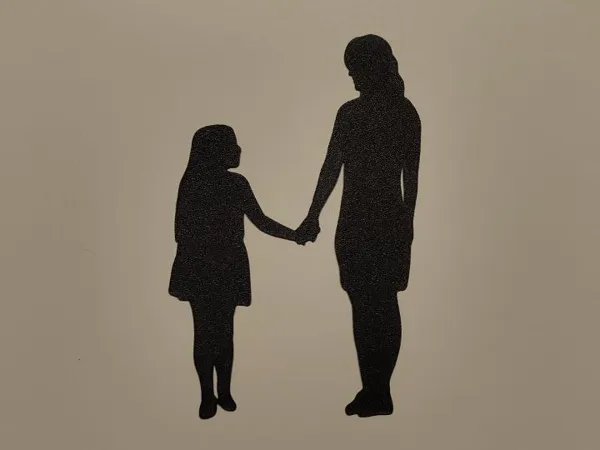 Silhouette mère et fille murale