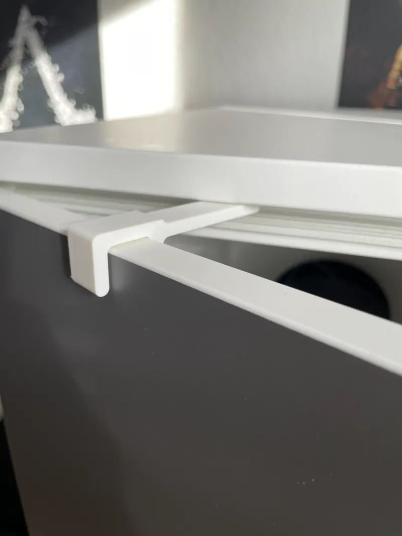 Simple cabinet door holder (spacer)