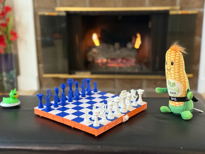 iChess PRO travel chess set (Apple/iPhone theme)